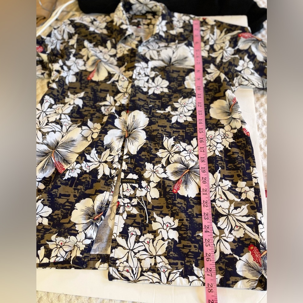 Volcom Men’s Brown and White Casual Button Down Shirt with Floral Pattern - Picture 6 of 9